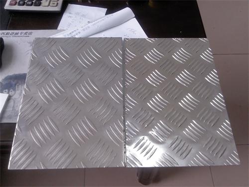 无锡花纹铝板使用专业的涂抹剂来形成保护膜从而预防被侵蚀